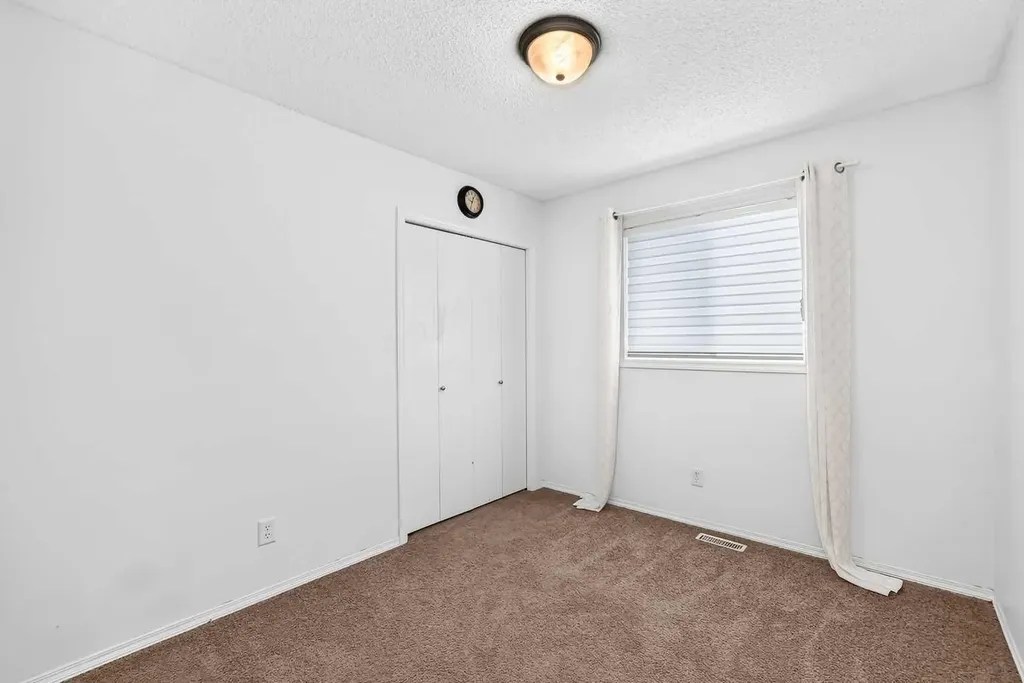286 Prestwick Circle SE Calgary AB T2Z 3X4