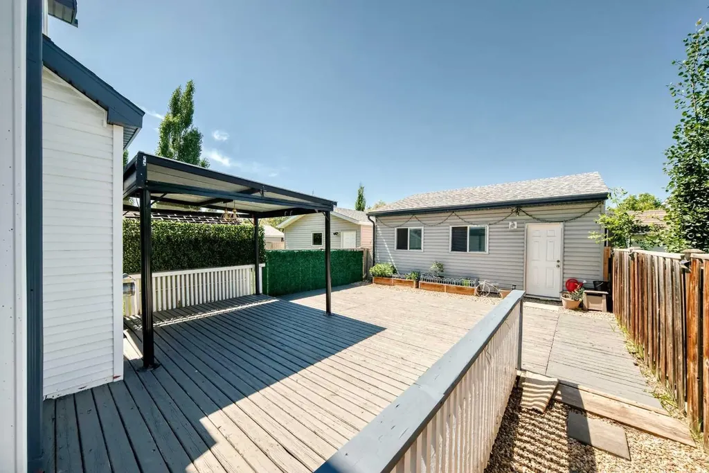 286 Prestwick Circle SE Calgary AB T2Z 3X4