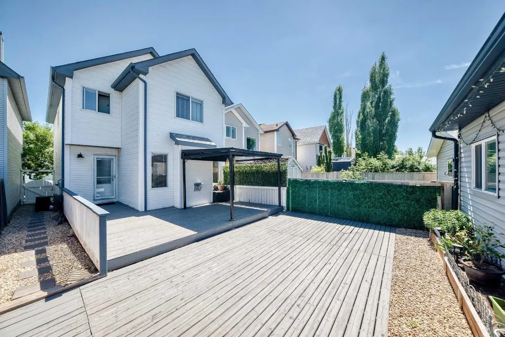 286 Prestwick Circle SE Calgary AB T2Z 3X4