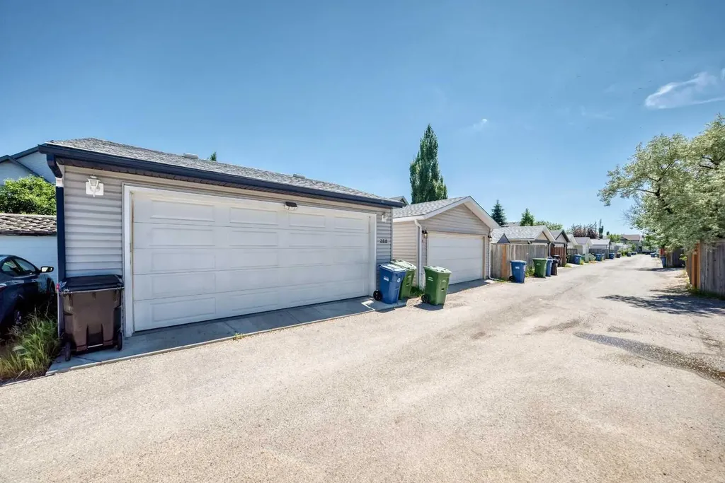286 Prestwick Circle SE Calgary AB T2Z 3X4