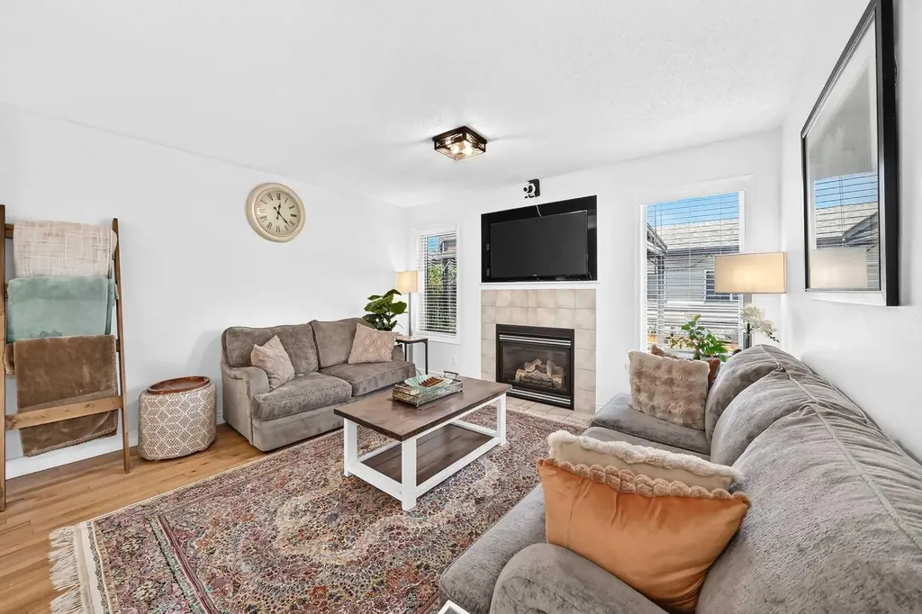 286 Prestwick Circle SE Calgary AB T2Z 3X4