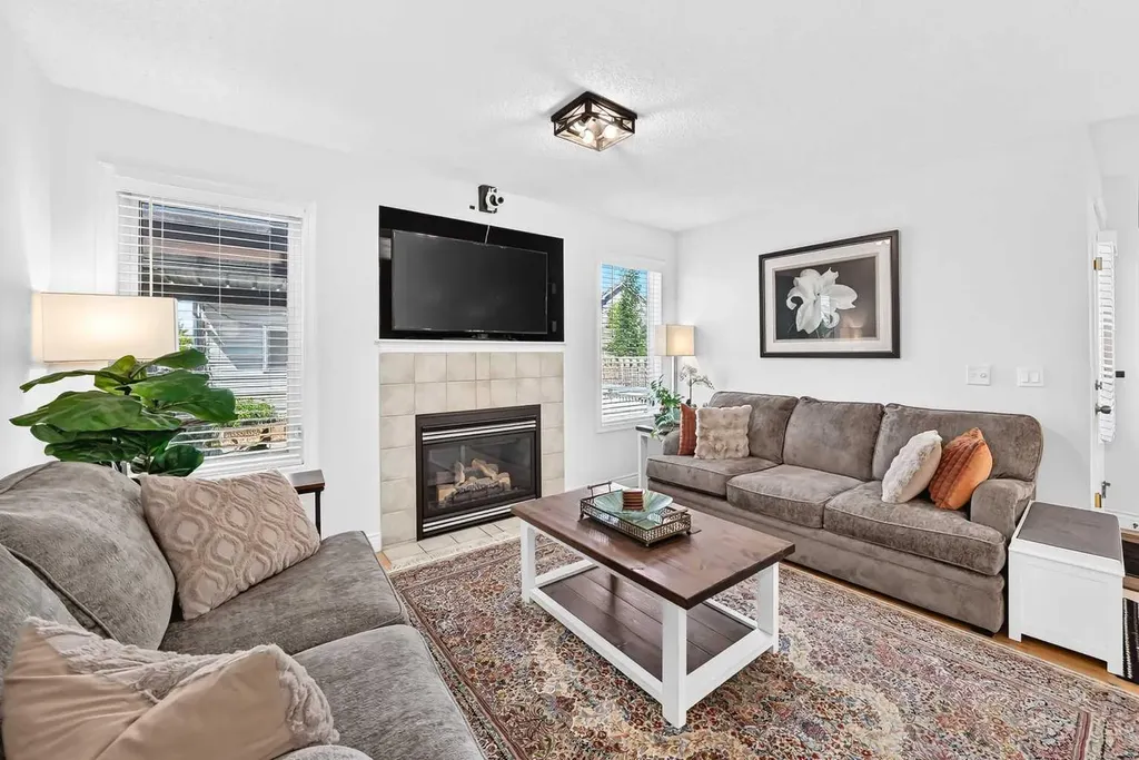 286 Prestwick Circle SE Calgary AB T2Z 3X4