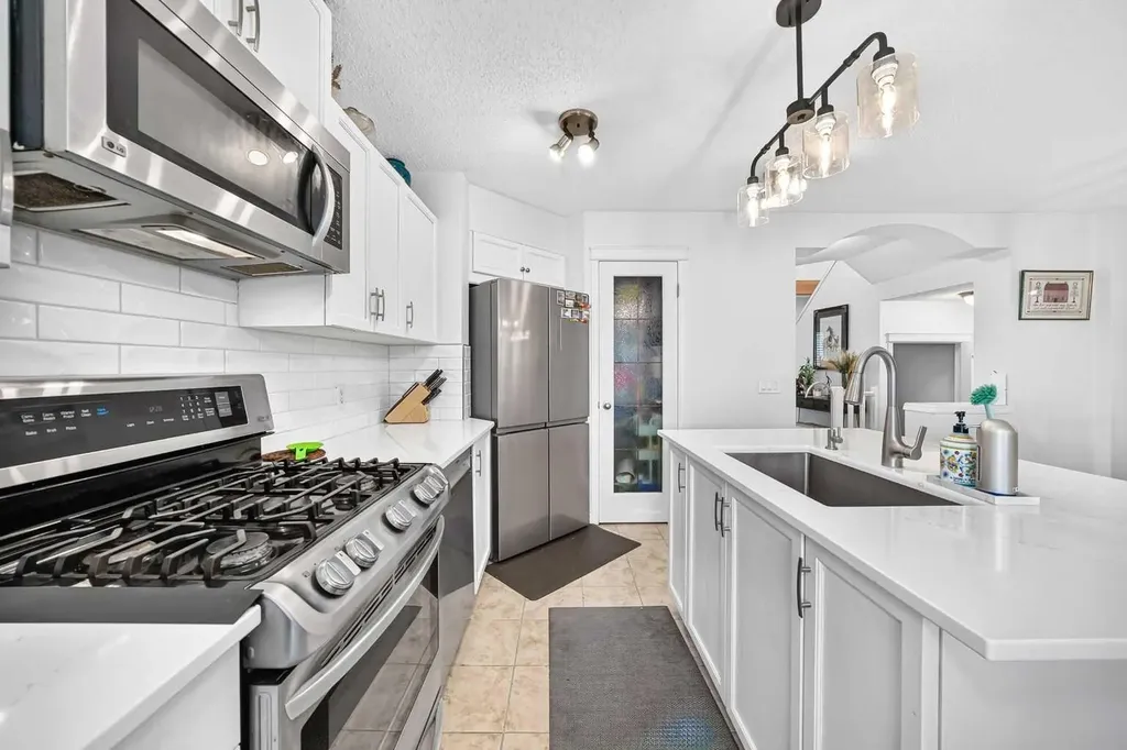 286 Prestwick Circle SE Calgary AB T2Z 3X4