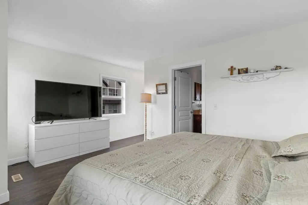 28 Heritage Drive Cochrane AB T4C0J9
