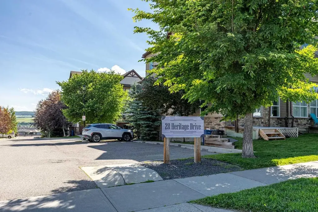 28 Heritage Drive Cochrane AB T4C0J9