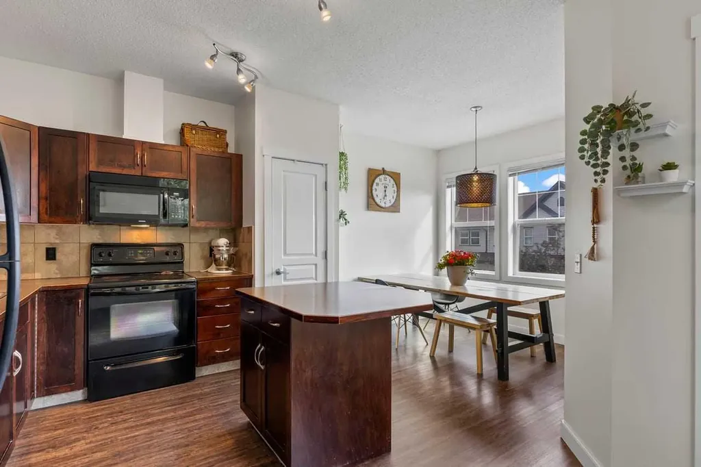 28 Heritage Drive Cochrane AB T4C0J9