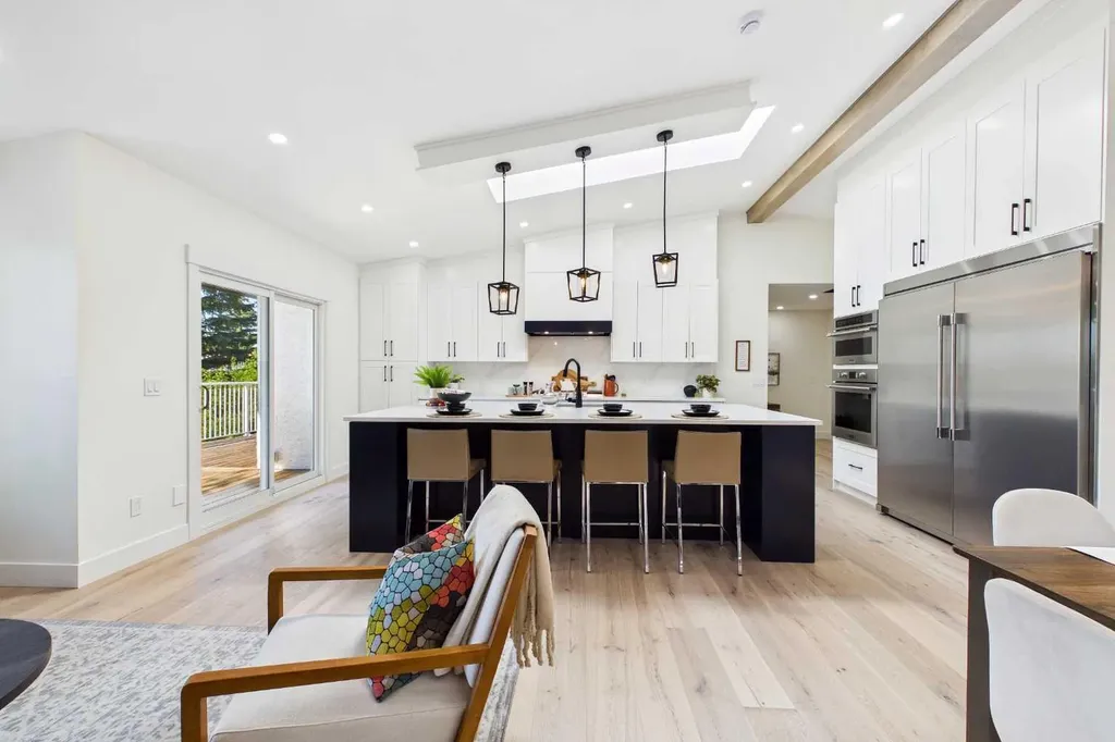 16 Edcath Mews NW Calgary AB T3A3S7