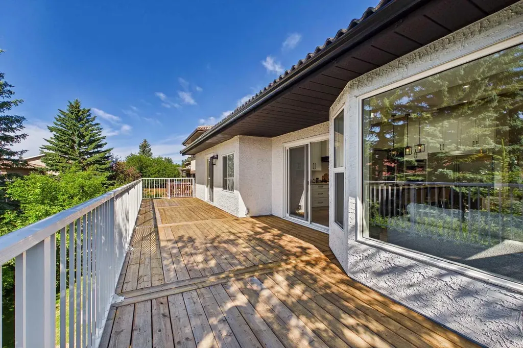 16 Edcath Mews NW Calgary AB T3A3S7