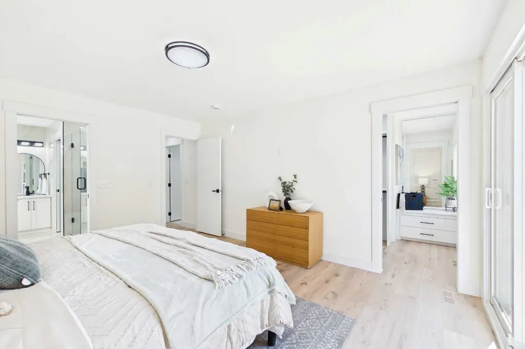 16 Edcath Mews NW Calgary AB T3A3S7