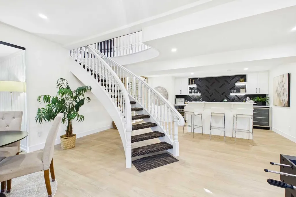 16 Edcath Mews NW Calgary AB T3A3S7