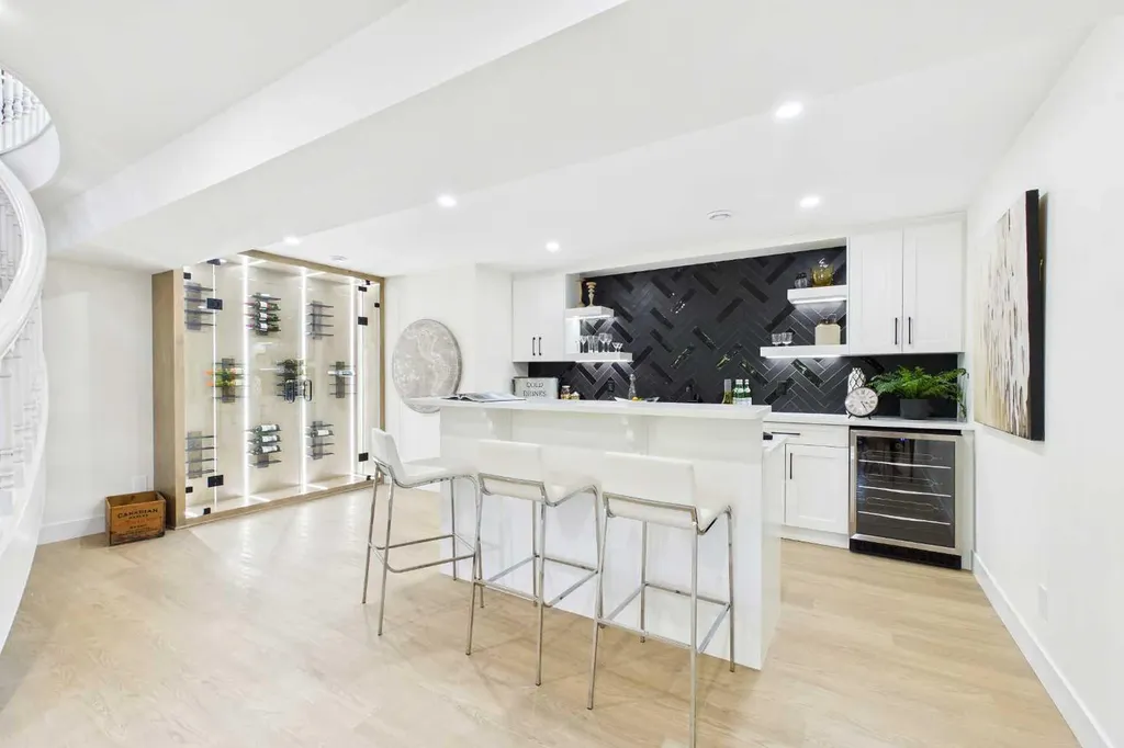 16 Edcath Mews NW Calgary AB T3A3S7