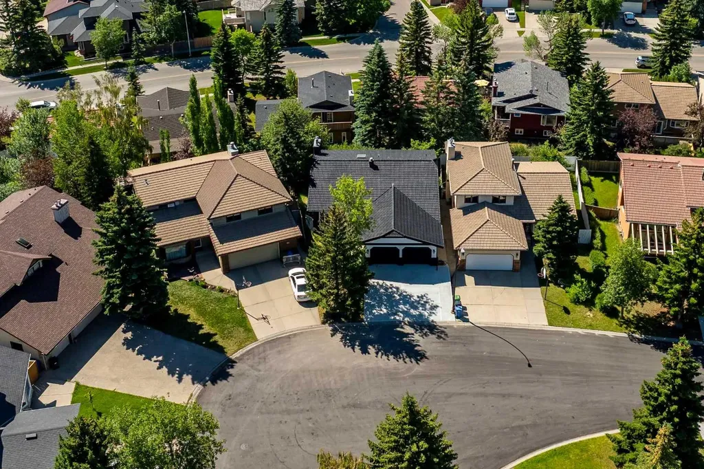 16 Edcath Mews NW Calgary AB T3A3S7
