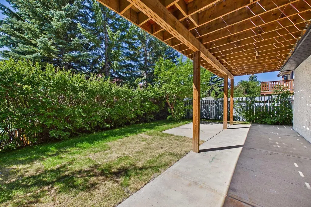 16 Edcath Mews NW Calgary AB T3A3S7