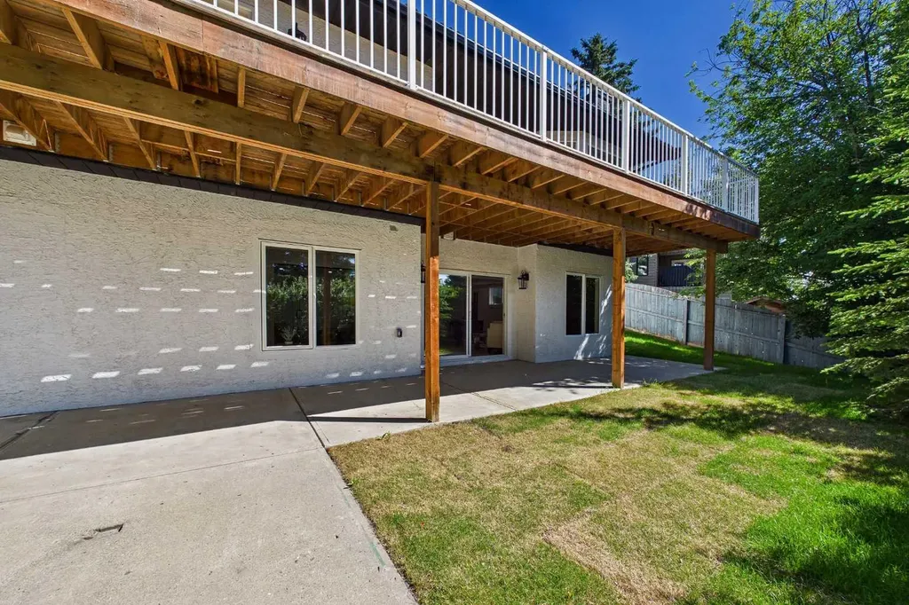 16 Edcath Mews NW Calgary AB T3A3S7