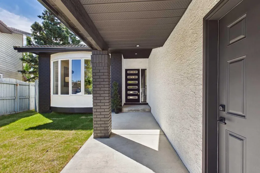 16 Edcath Mews NW Calgary AB T3A3S7