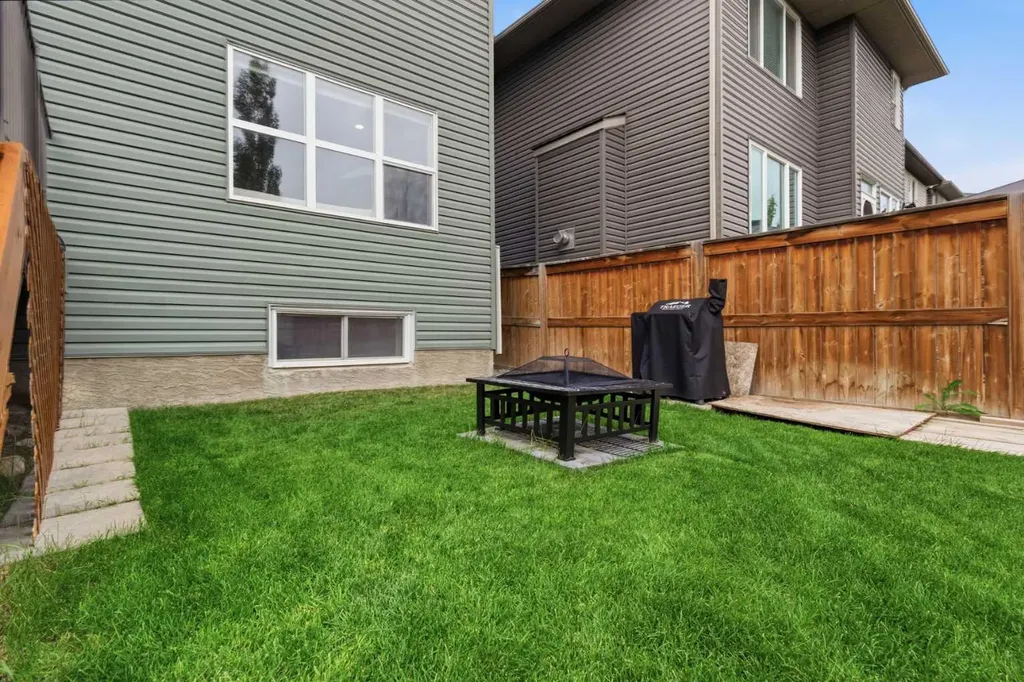 26 Evansfield Park NW Calgary AB T3P 0B1