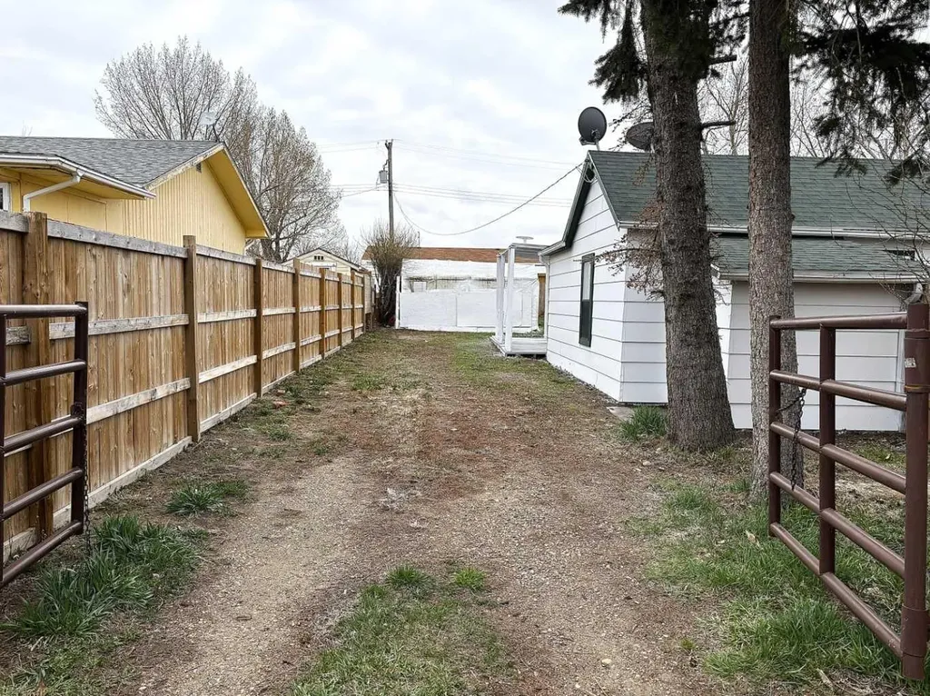 220 Armstrong Street Carmangay AB T0L 0N0