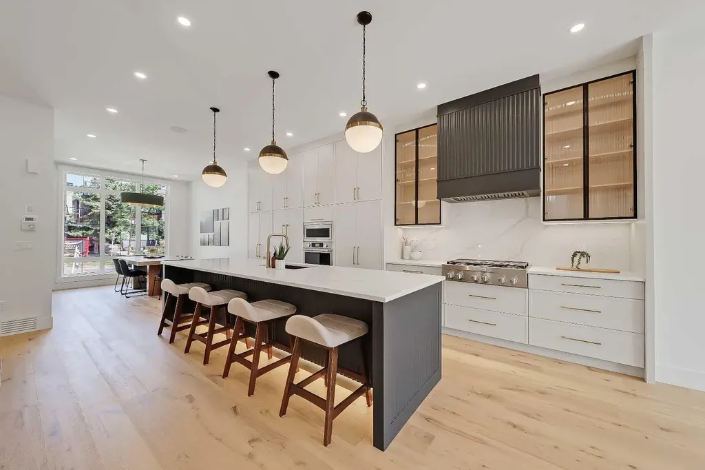 1009 18 Avenue NW Calgary AB T2M 0V8