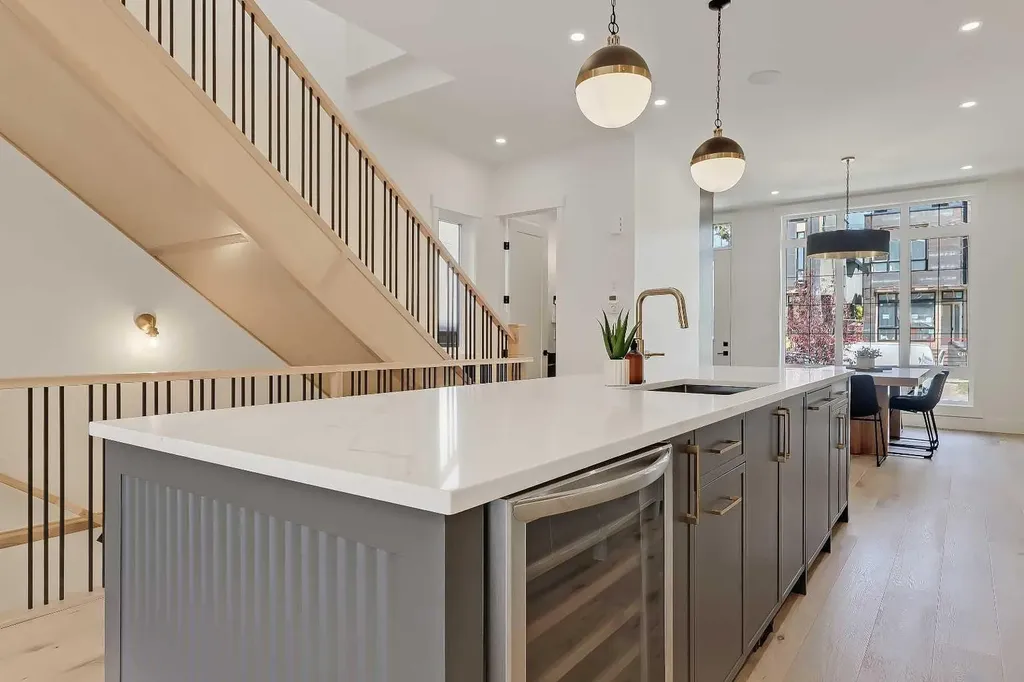 1009 18 Avenue NW Calgary AB T2M 0V8
