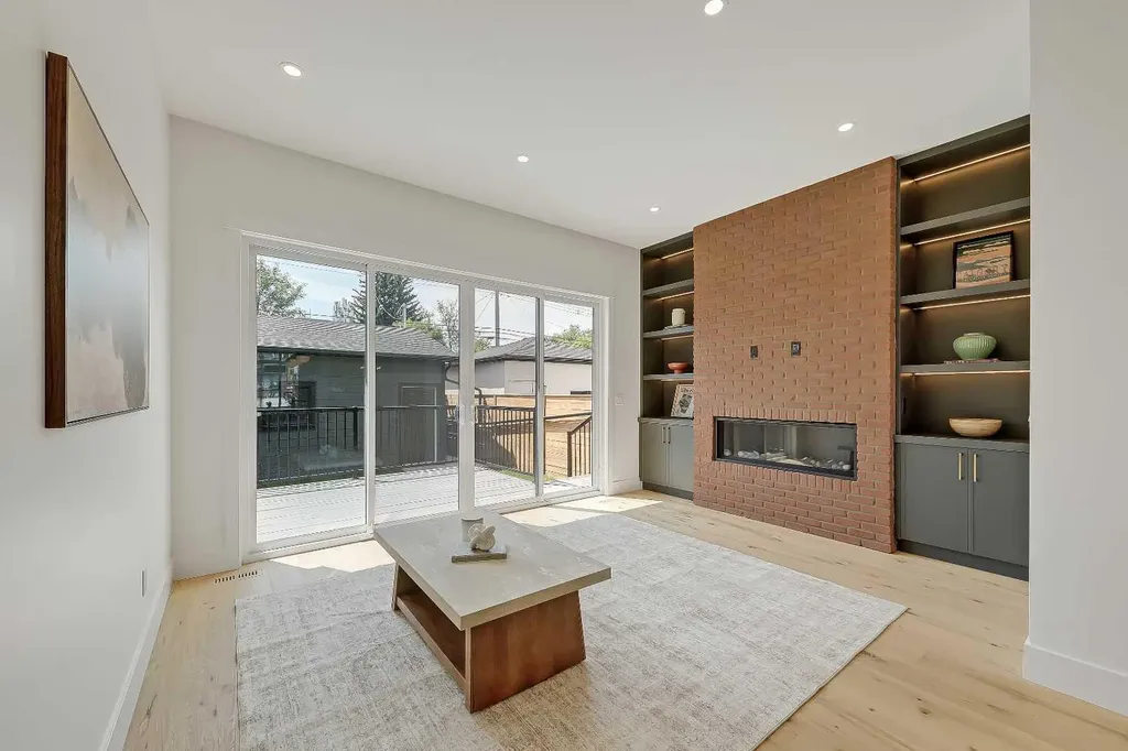 1009 18 Avenue NW Calgary AB T2M 0V8
