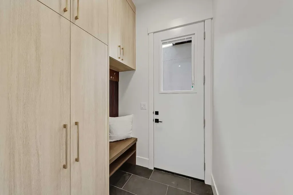 1009 18 Avenue NW Calgary AB T2M 0V8