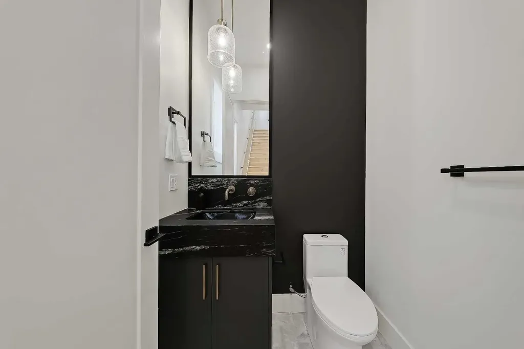 1009 18 Avenue NW Calgary AB T2M 0V8
