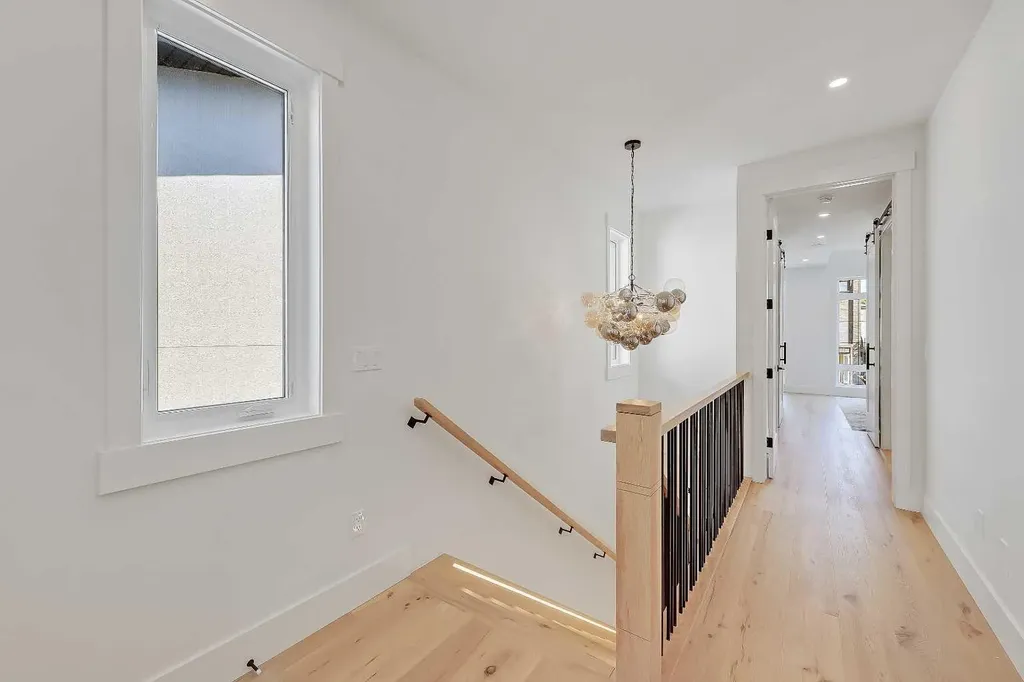 1009 18 Avenue NW Calgary AB T2M 0V8