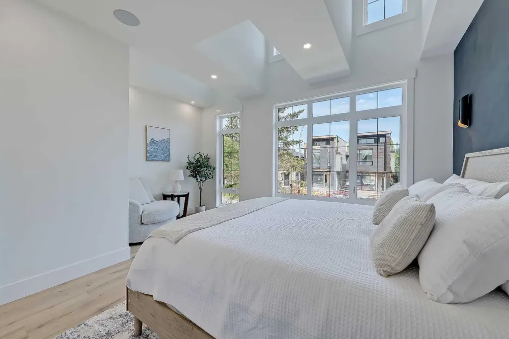1009 18 Avenue NW Calgary AB T2M 0V8