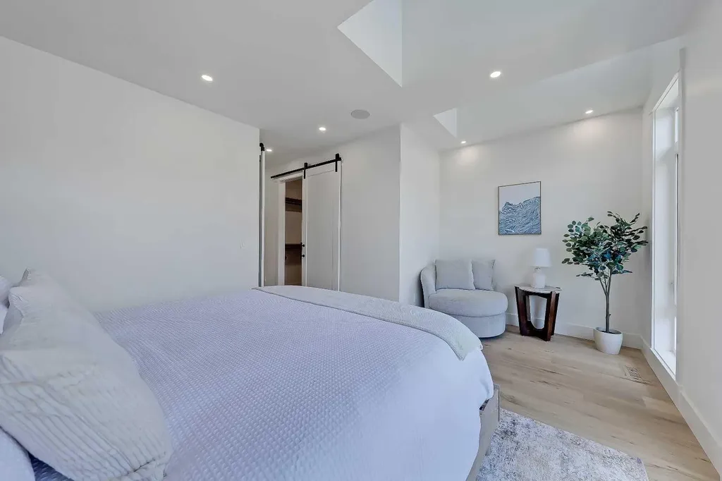 1009 18 Avenue NW Calgary AB T2M 0V8