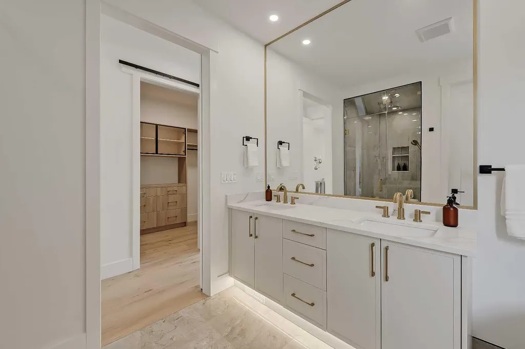 1009 18 Avenue NW Calgary AB T2M 0V8