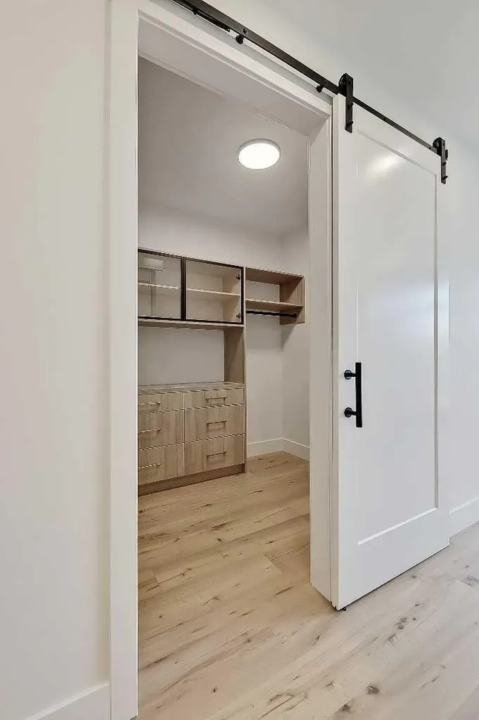 1009 18 Avenue NW Calgary AB T2M 0V8