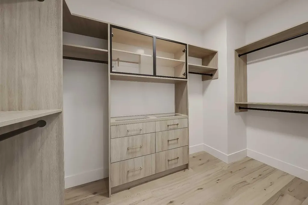 1009 18 Avenue NW Calgary AB T2M 0V8