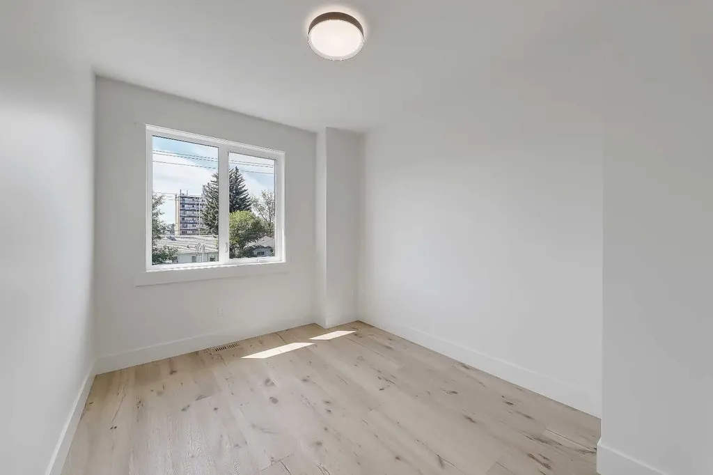 1009 18 Avenue NW Calgary AB T2M 0V8
