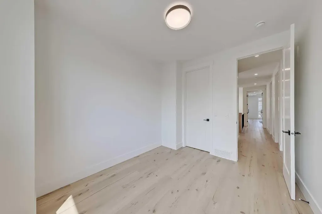 1009 18 Avenue NW Calgary AB T2M 0V8