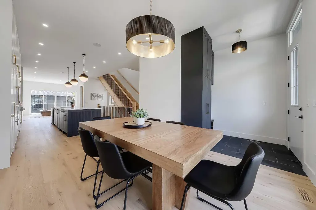 1009 18 Avenue NW Calgary AB T2M 0V8