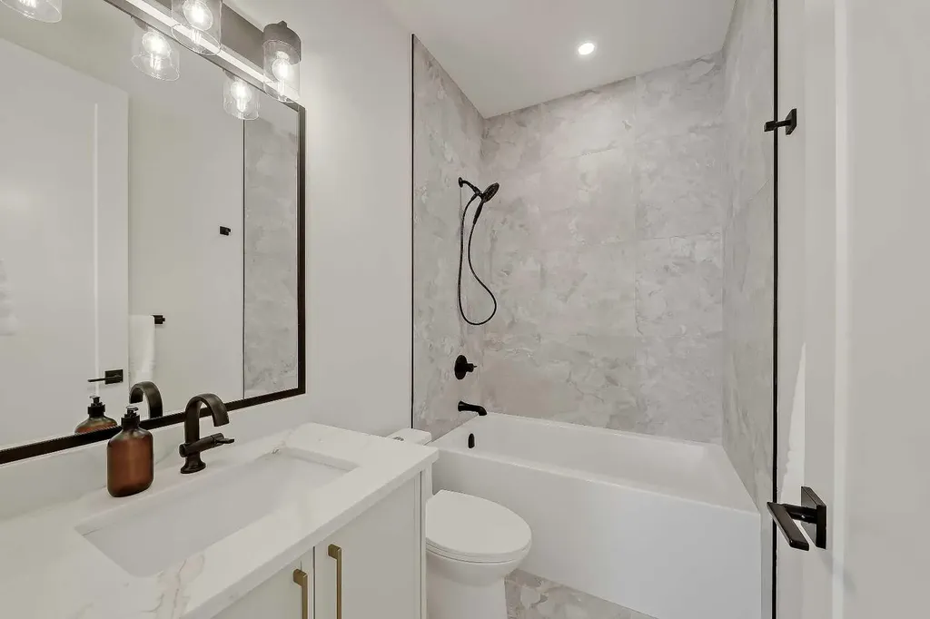 1009 18 Avenue NW Calgary AB T2M 0V8