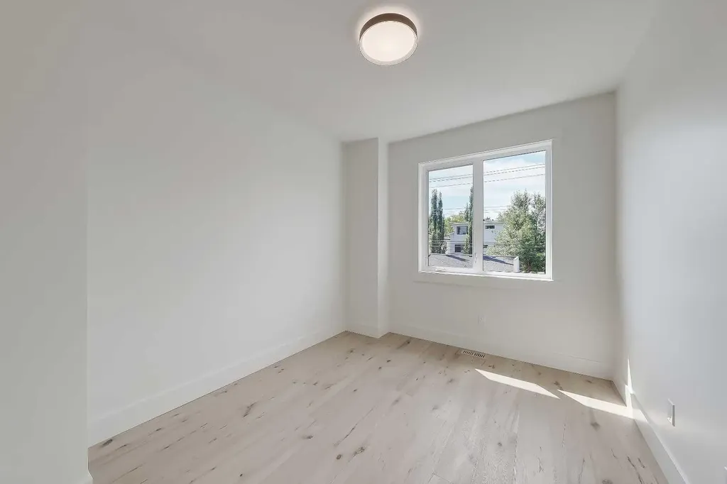 1009 18 Avenue NW Calgary AB T2M 0V8