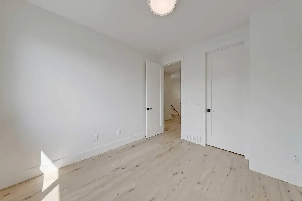 1009 18 Avenue NW Calgary AB T2M 0V8