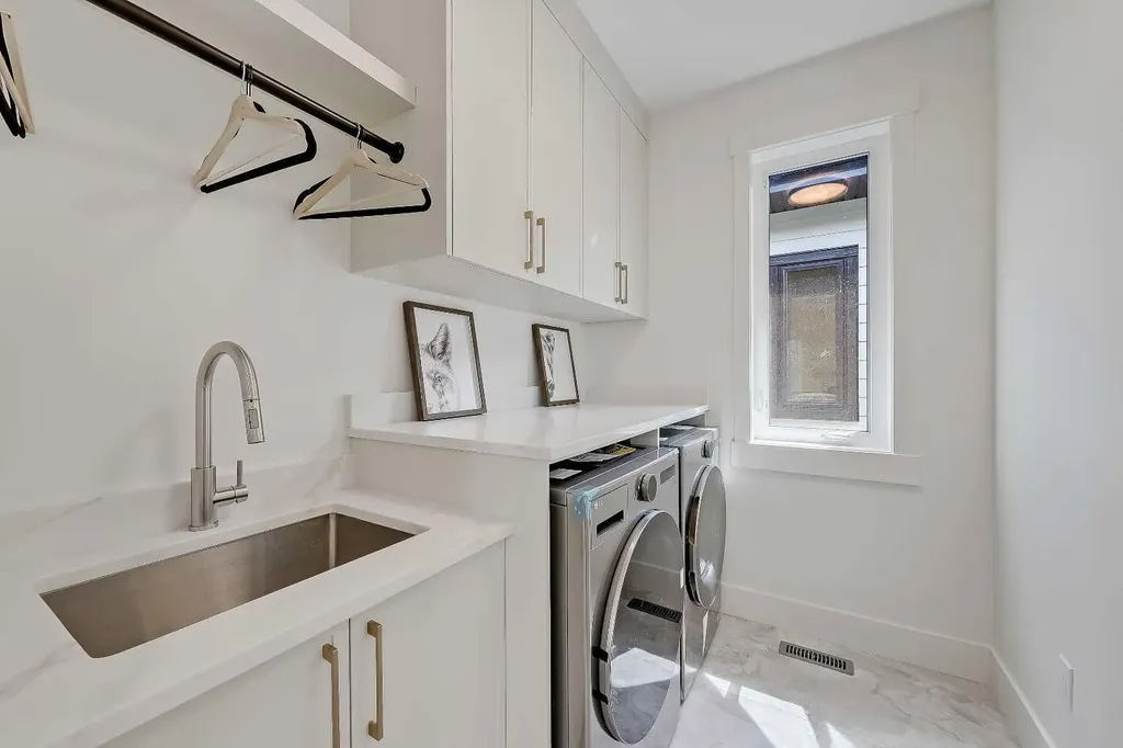 1009 18 Avenue NW Calgary AB T2M 0V8
