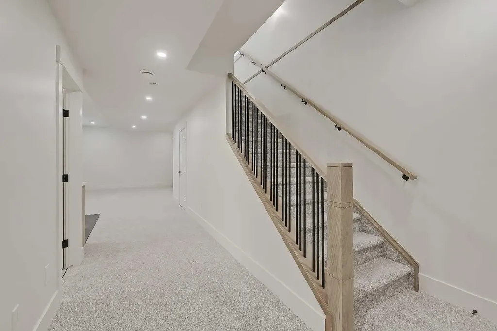 1009 18 Avenue NW Calgary AB T2M 0V8