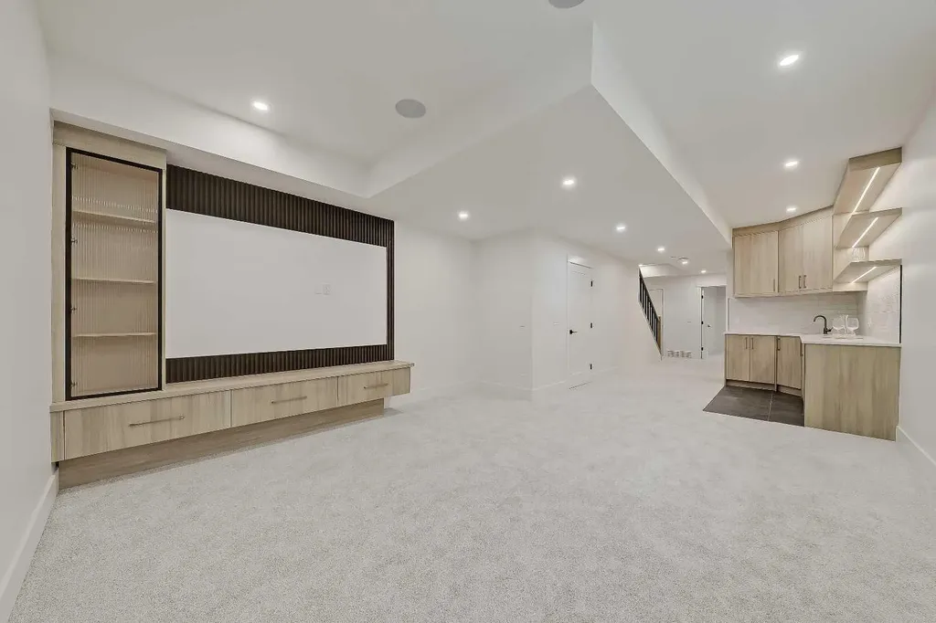 1009 18 Avenue NW Calgary AB T2M 0V8
