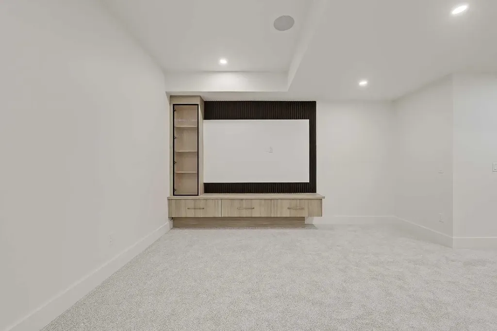 1009 18 Avenue NW Calgary AB T2M 0V8