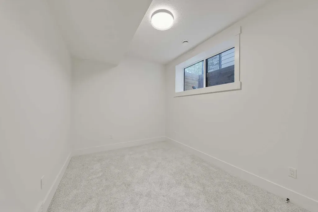 1009 18 Avenue NW Calgary AB T2M 0V8