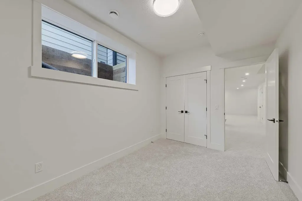 1009 18 Avenue NW Calgary AB T2M 0V8