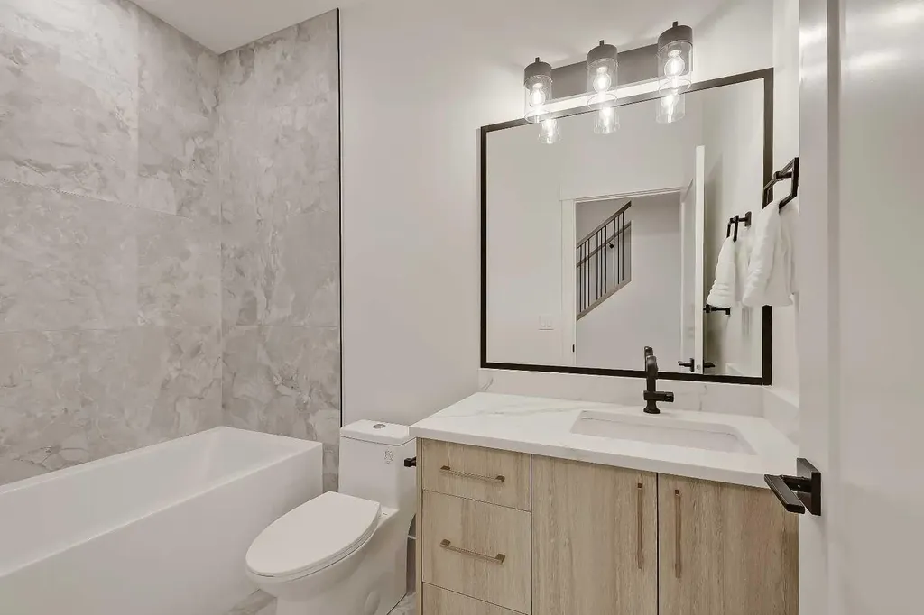 1009 18 Avenue NW Calgary AB T2M 0V8