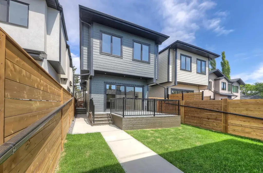 1009 18 Avenue NW Calgary AB T2M 0V8