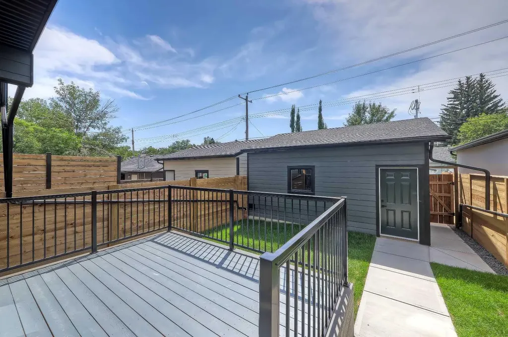 1009 18 Avenue NW Calgary AB T2M 0V8