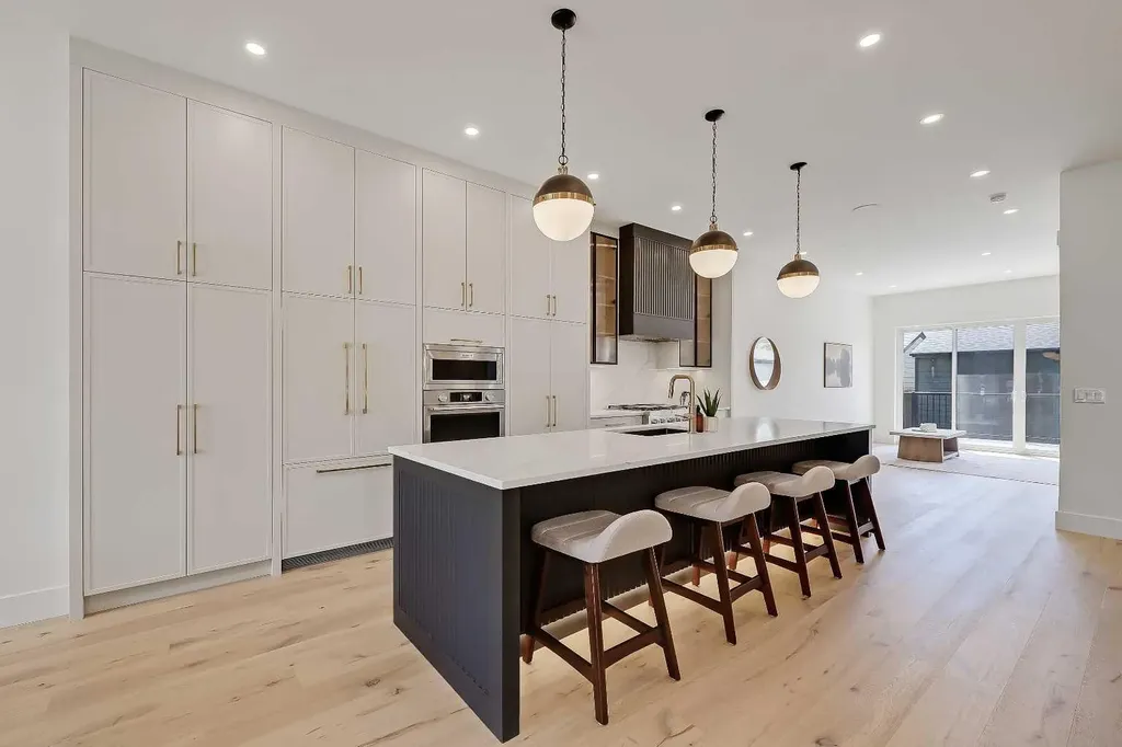 1009 18 Avenue NW Calgary AB T2M 0V8