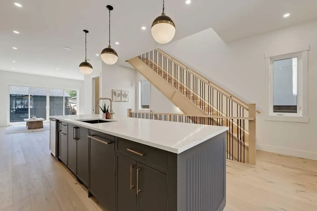 1009 18 Avenue NW Calgary AB T2M 0V8