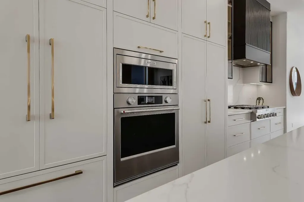 1009 18 Avenue NW Calgary AB T2M 0V8